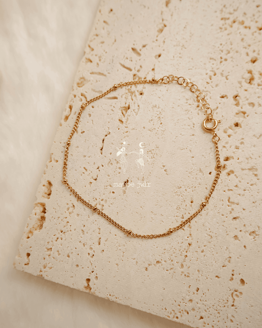 Bransoletka ze złotymi kuleczkami