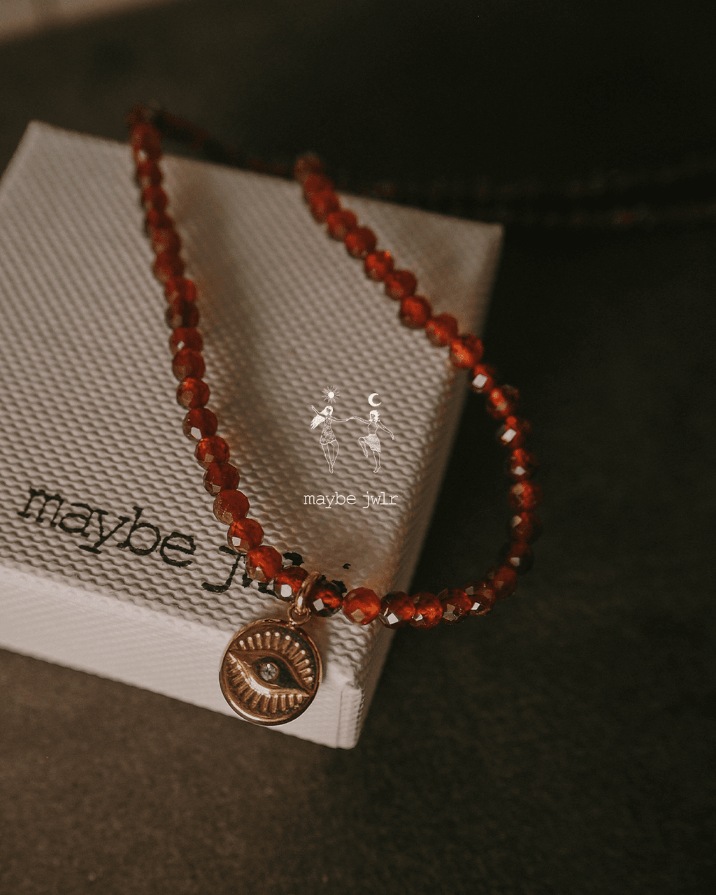 Naszyjnik z ognistych granatów z okiem