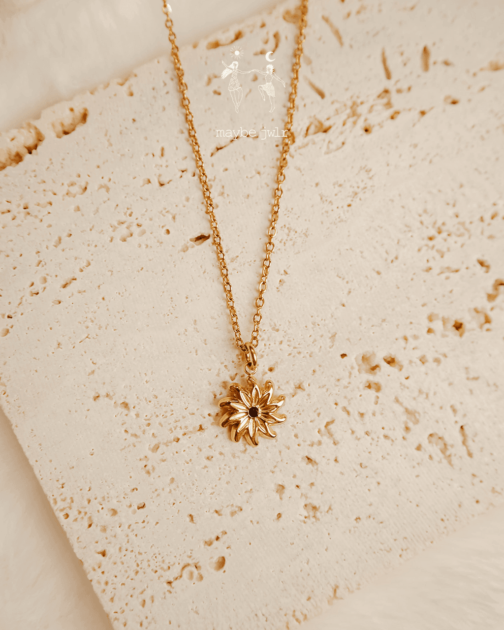 Długi subtelny łańcuszek ze stokrotką