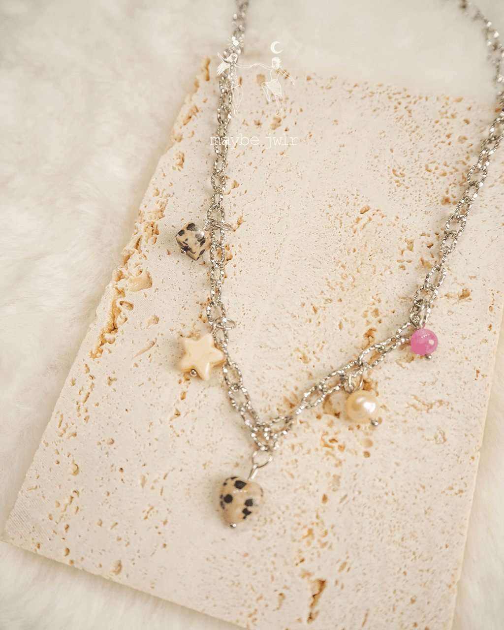  Srebrny naszyjnik z zawieszkami z kamieni