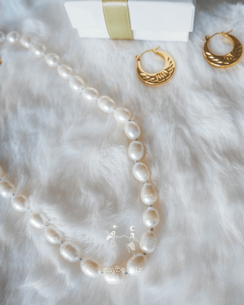 Naszyjnik z pereł na jedwabnej nici