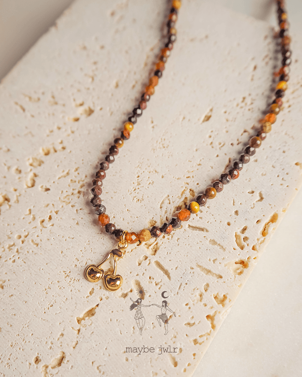 Naszyjnik z rudych kamieni z wisienkami