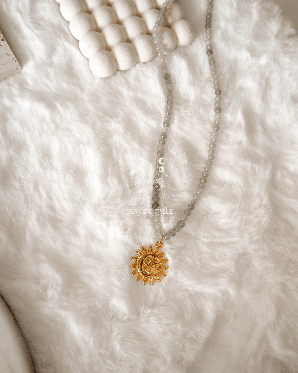 Szary naszyjnik z zawieszką Sun