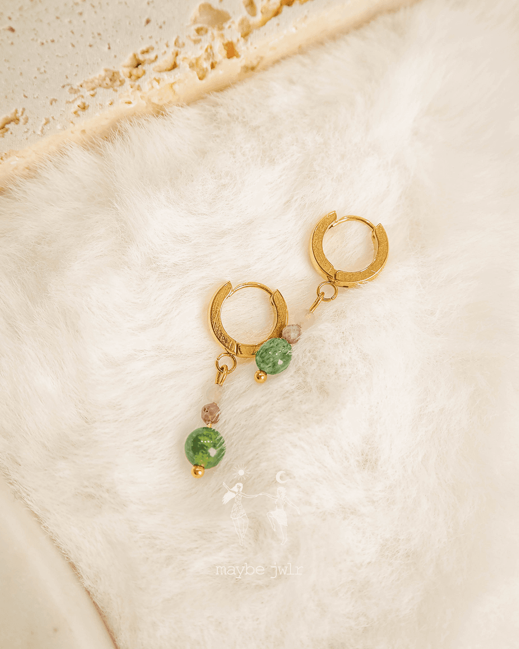 Kolczyki złote z zawieszkami z kamieni