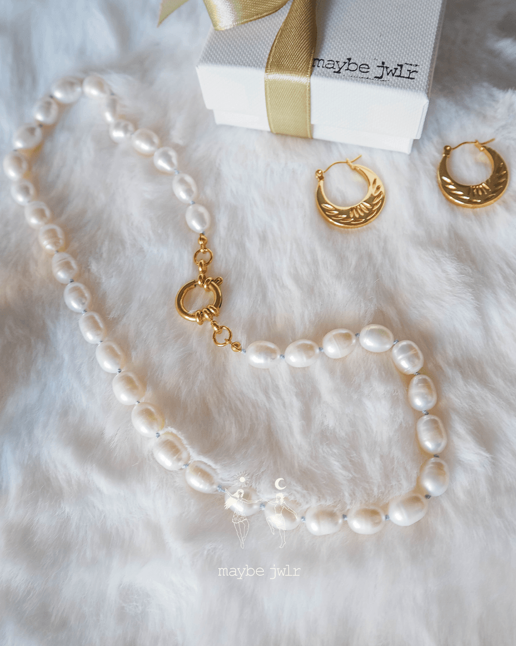 Naszyjnik z pereł na jedwabnej nici