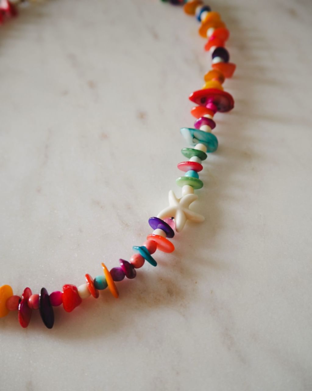 Nieregularny naszyjnik z muszli z rozgwiazdą