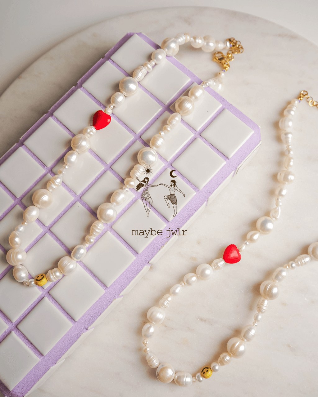 Nieregularny naszyjnik z pereł z sercem i uśmiechem