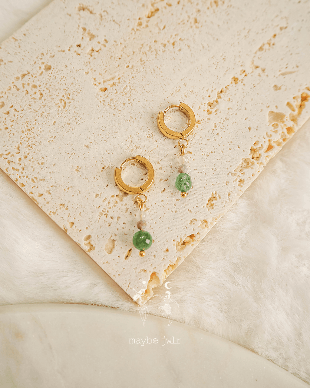 Kolczyki złote z zawieszkami z kamieni