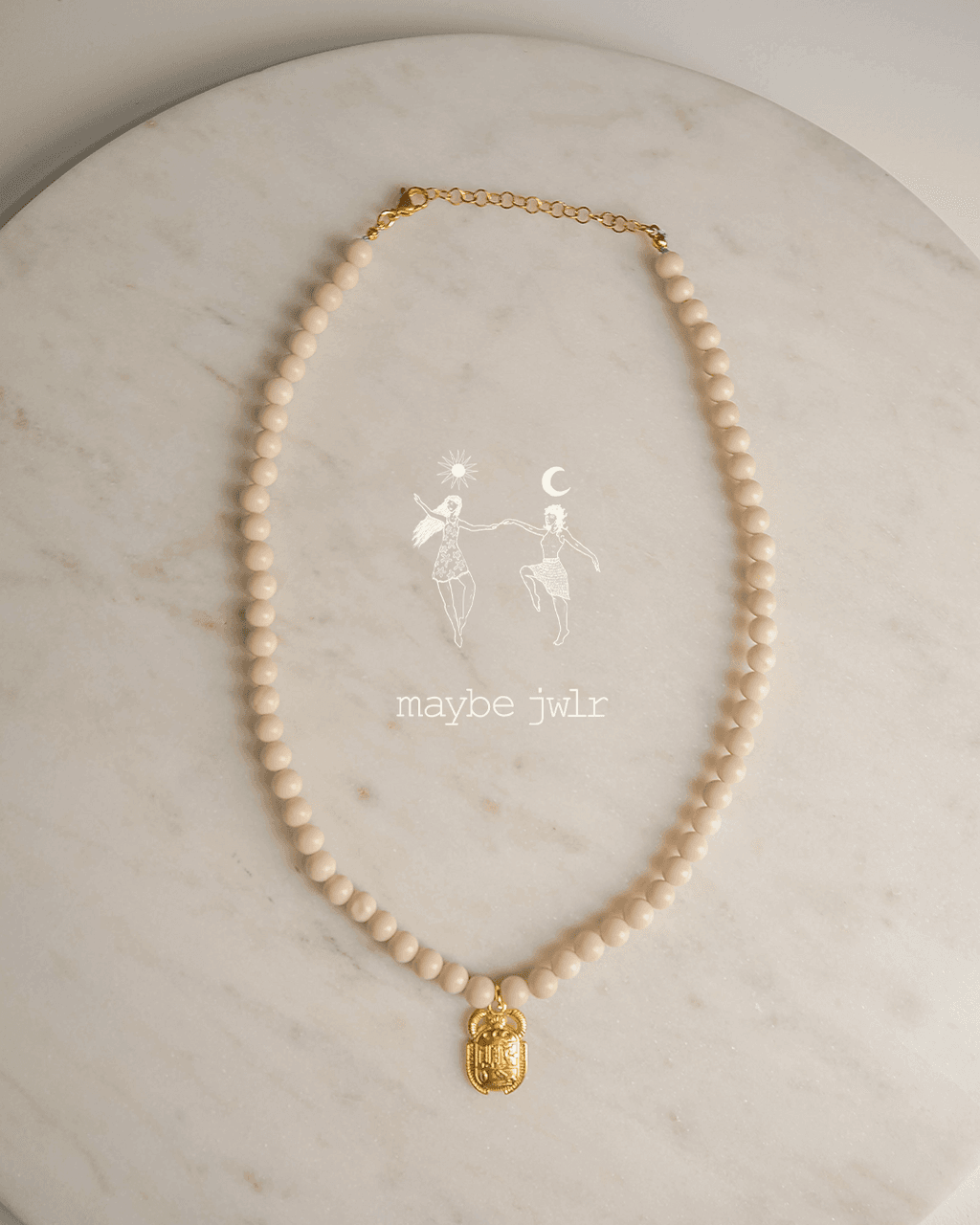 Naszyjnik z jasnych kamieni rzecznych z zawieszką