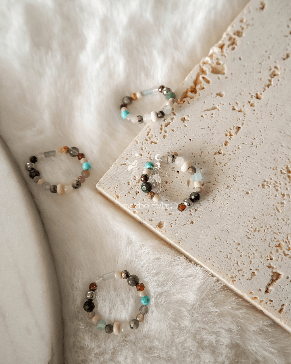 Funky pierścionek z kamieniem