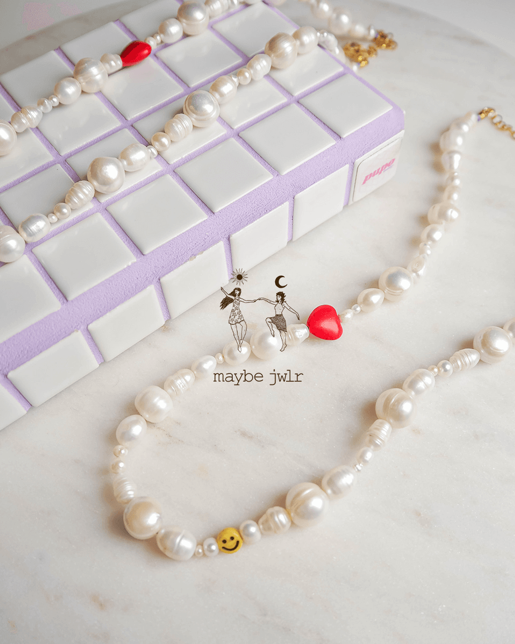 Nieregularny naszyjnik z pereł z sercem i uśmiechem
