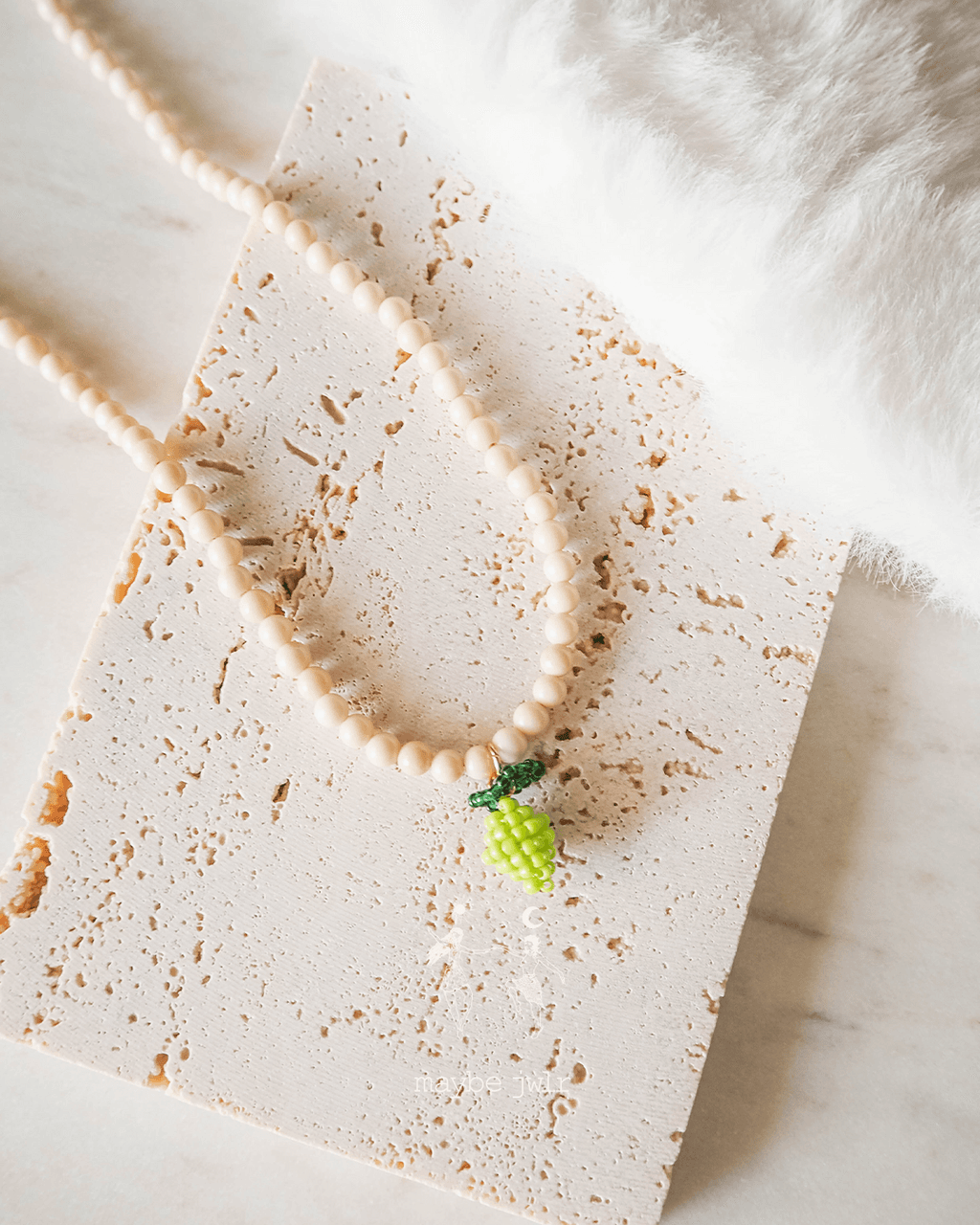 Naszyjnik z owockiem z koralików limonka