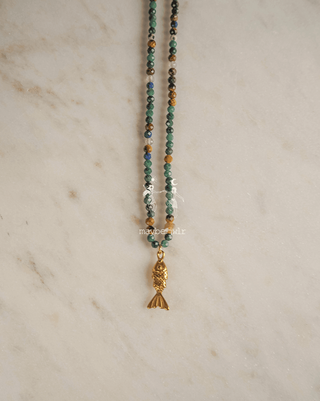 Naszyjnik z błyszczących kamieni z rybką