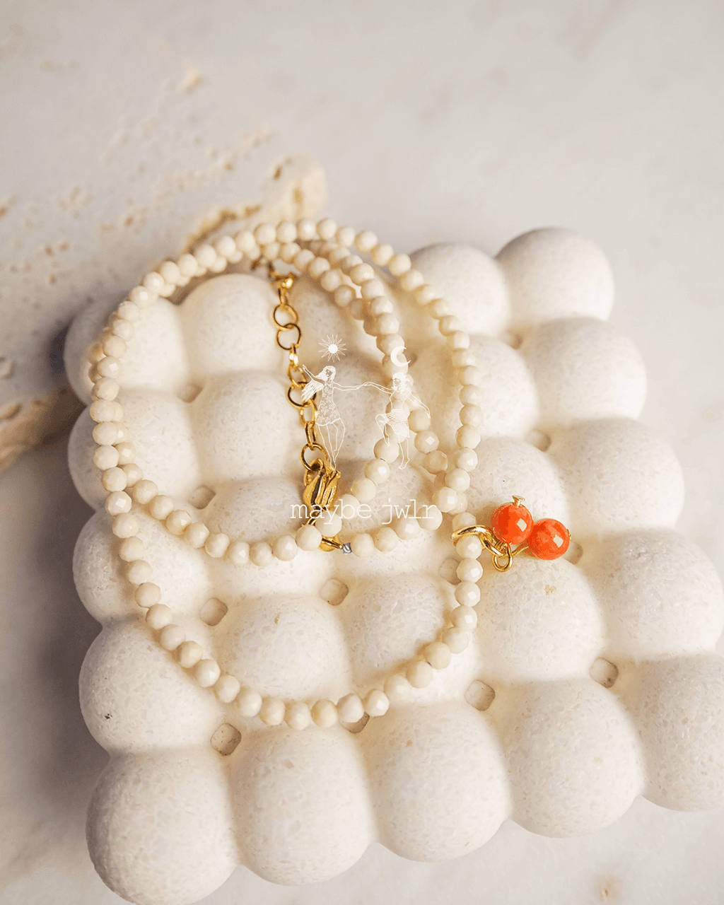 Naszyjnik z jasnych kamieni rzecznych z jarzębinką