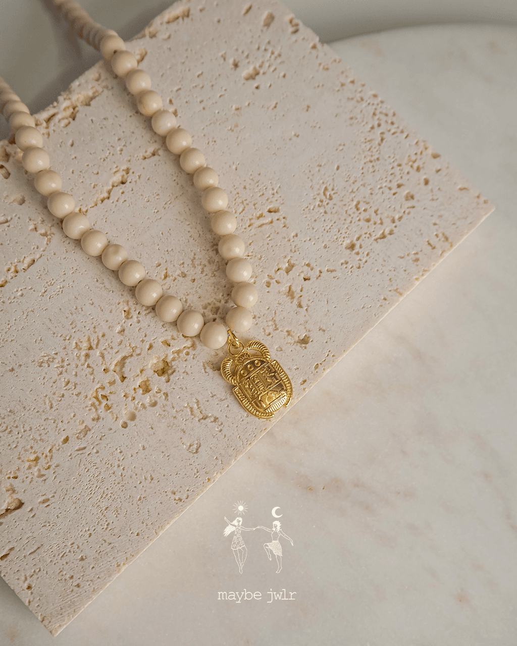 Naszyjnik z jasnych kamieni rzecznych z zawieszką