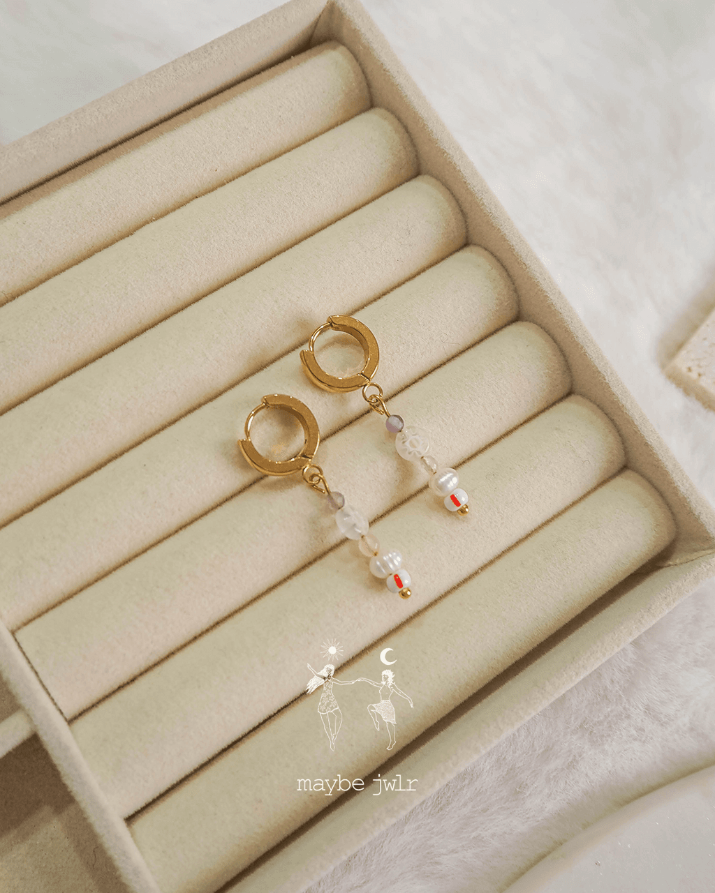 Kolczyki złote z zawieszkami z kamieni