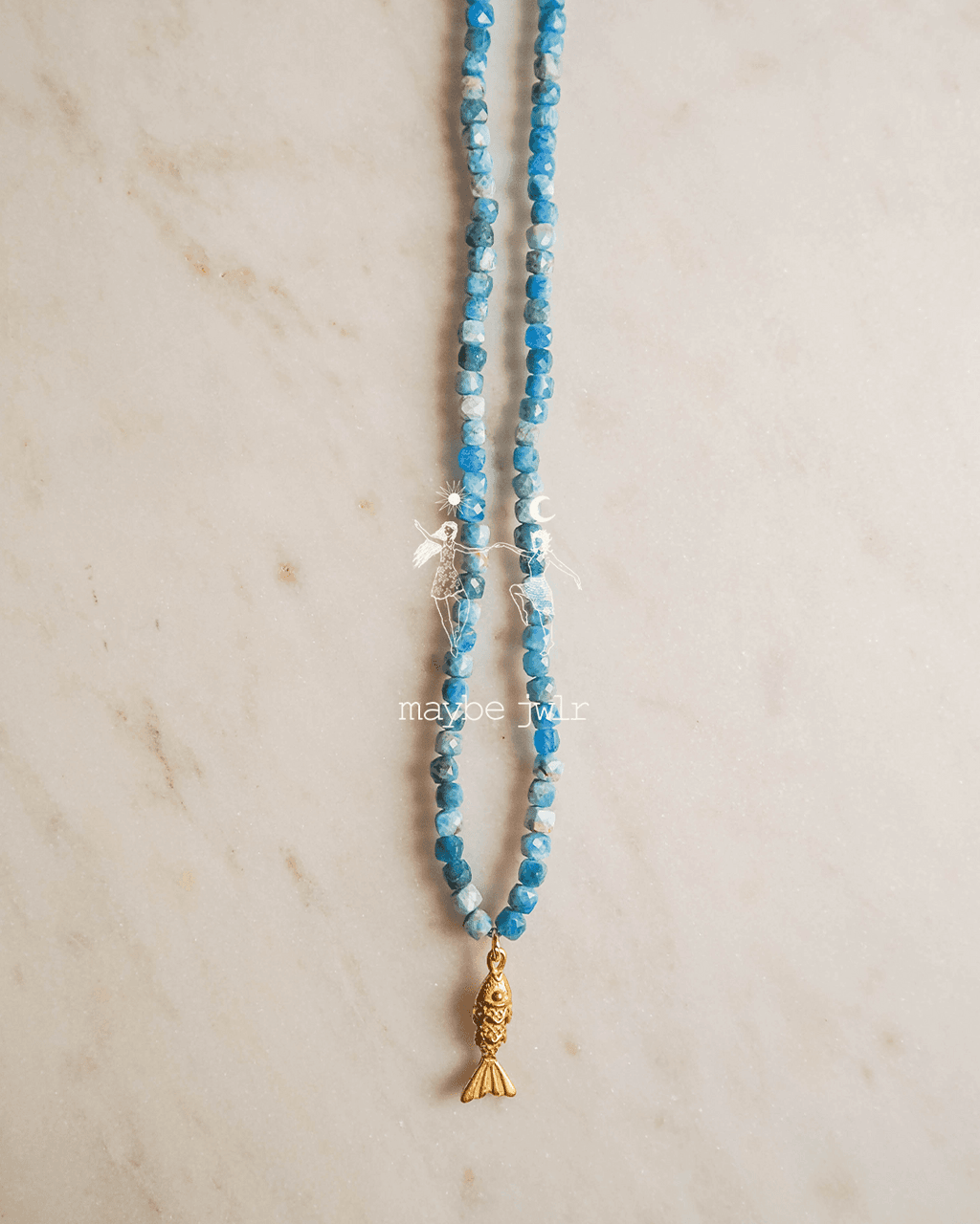 Naszyjnik z błyszczących niebieskich kamieni z rybką