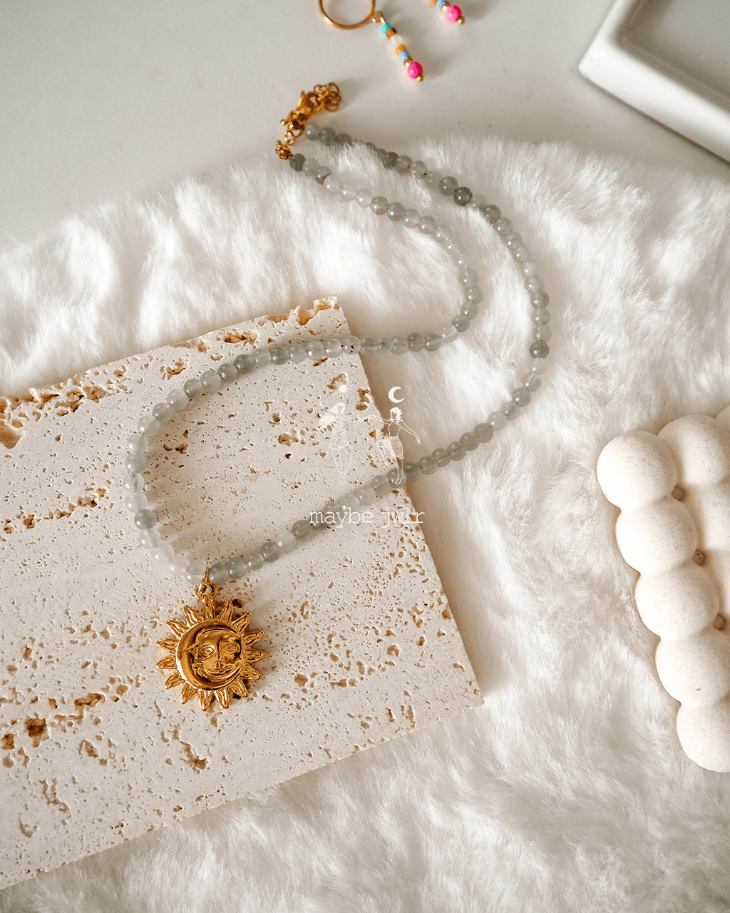 Szary naszyjnik z zawieszką Sun