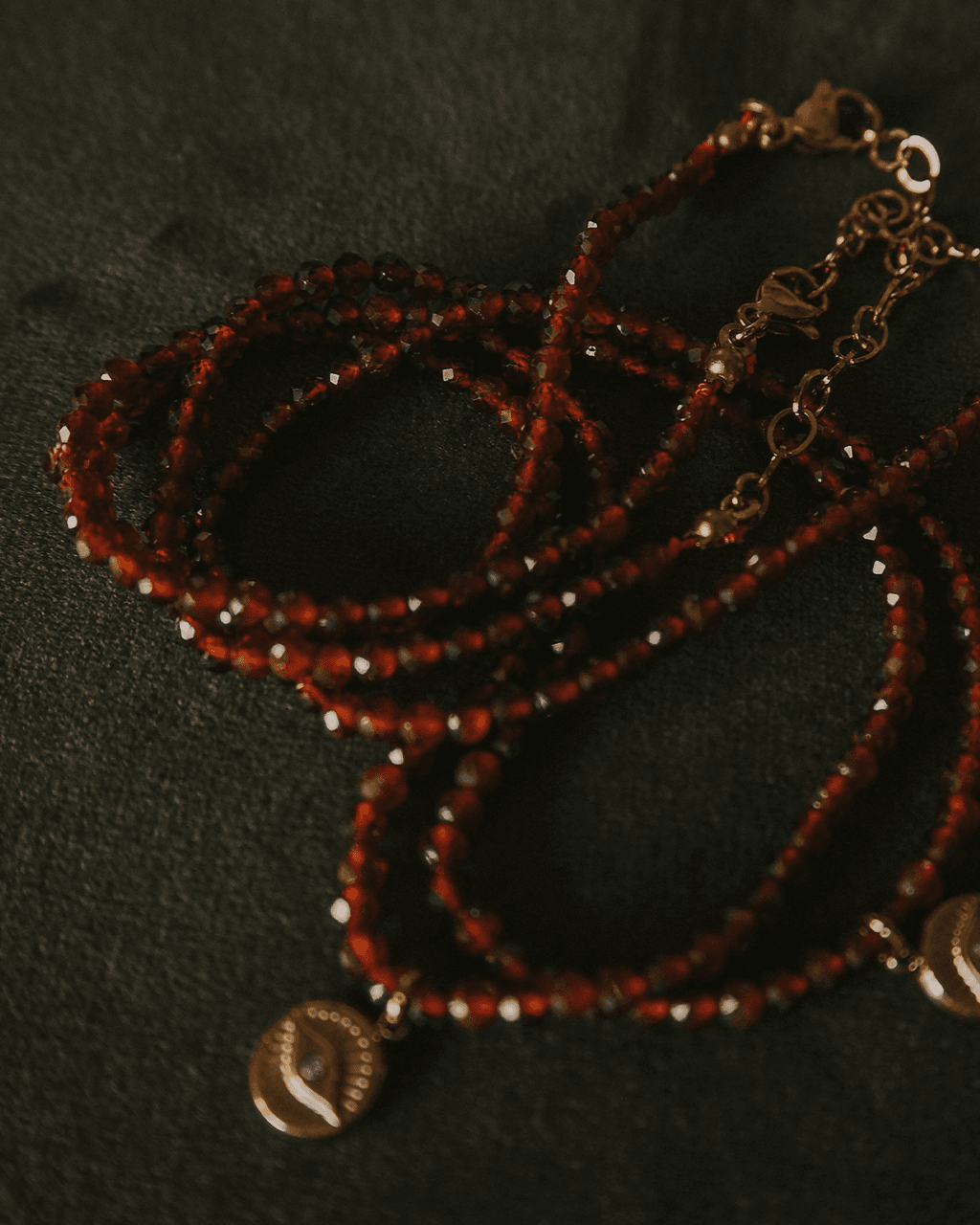 Naszyjnik z ognistych granatów z okiem