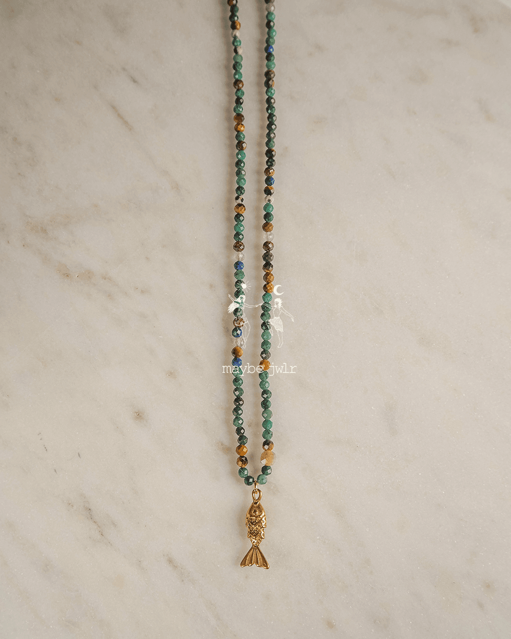 Naszyjnik z błyszczących kamieni z rybką