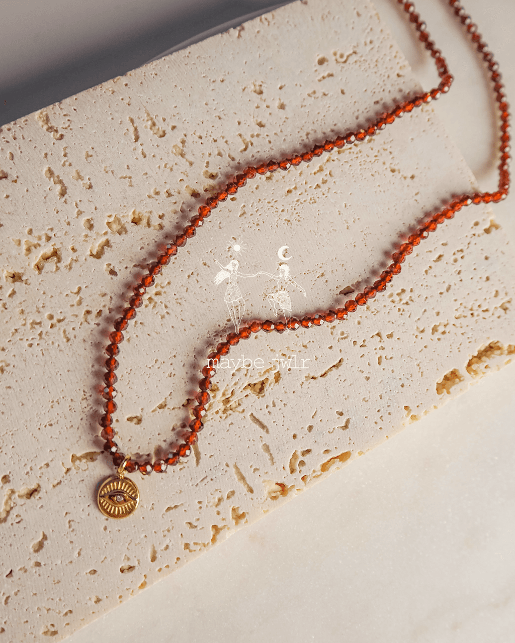 Naszyjnik z ognistych granatów z okiem