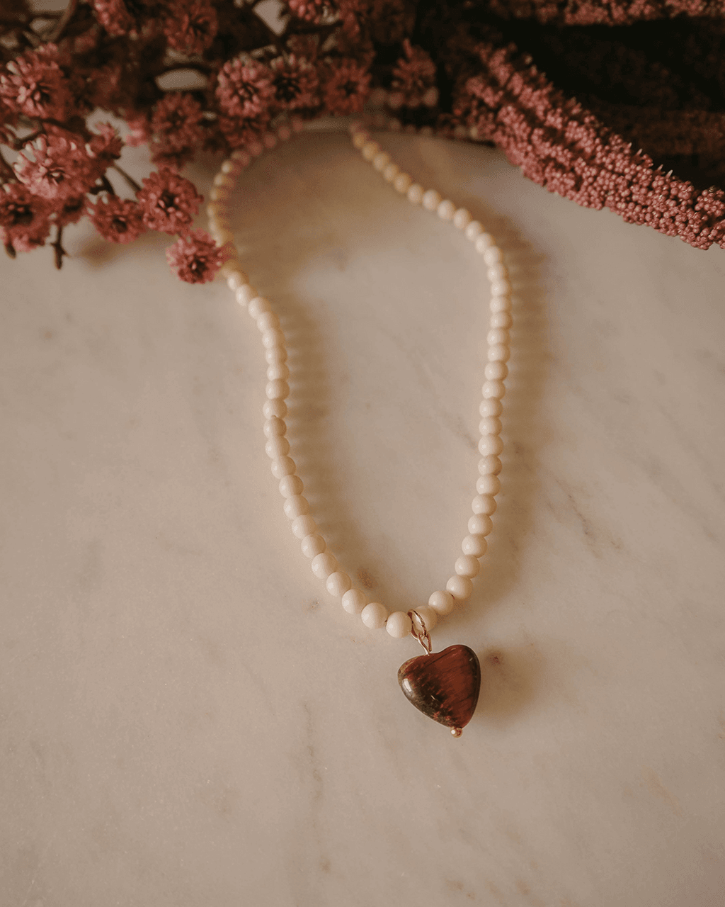 Naszyjnik z jasnych kamieni rzecznych z sercem z tygrysiego oka