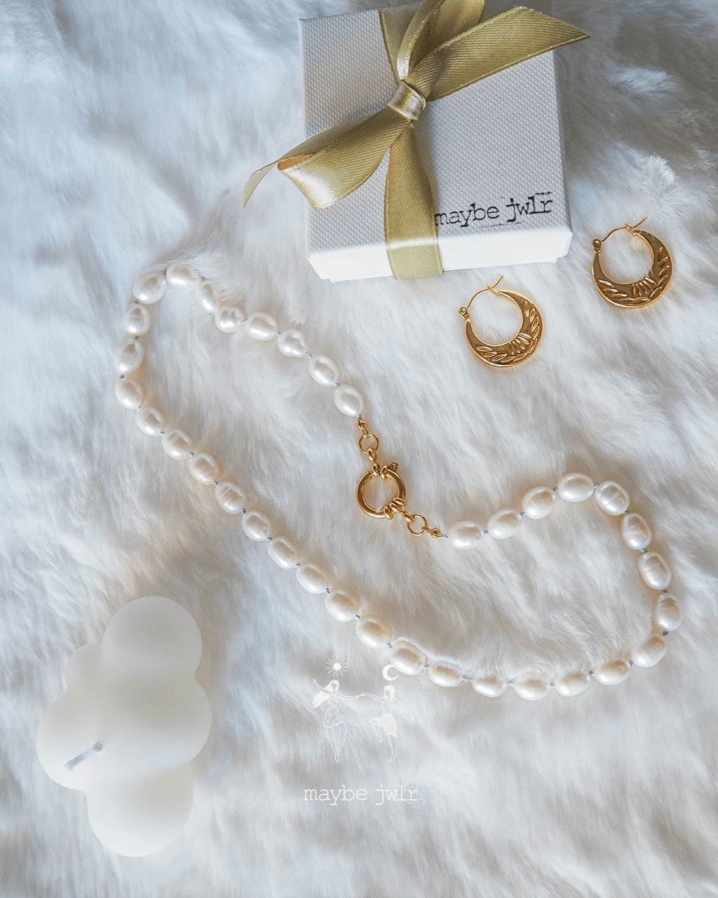 Naszyjnik z pereł na jedwabnej nici