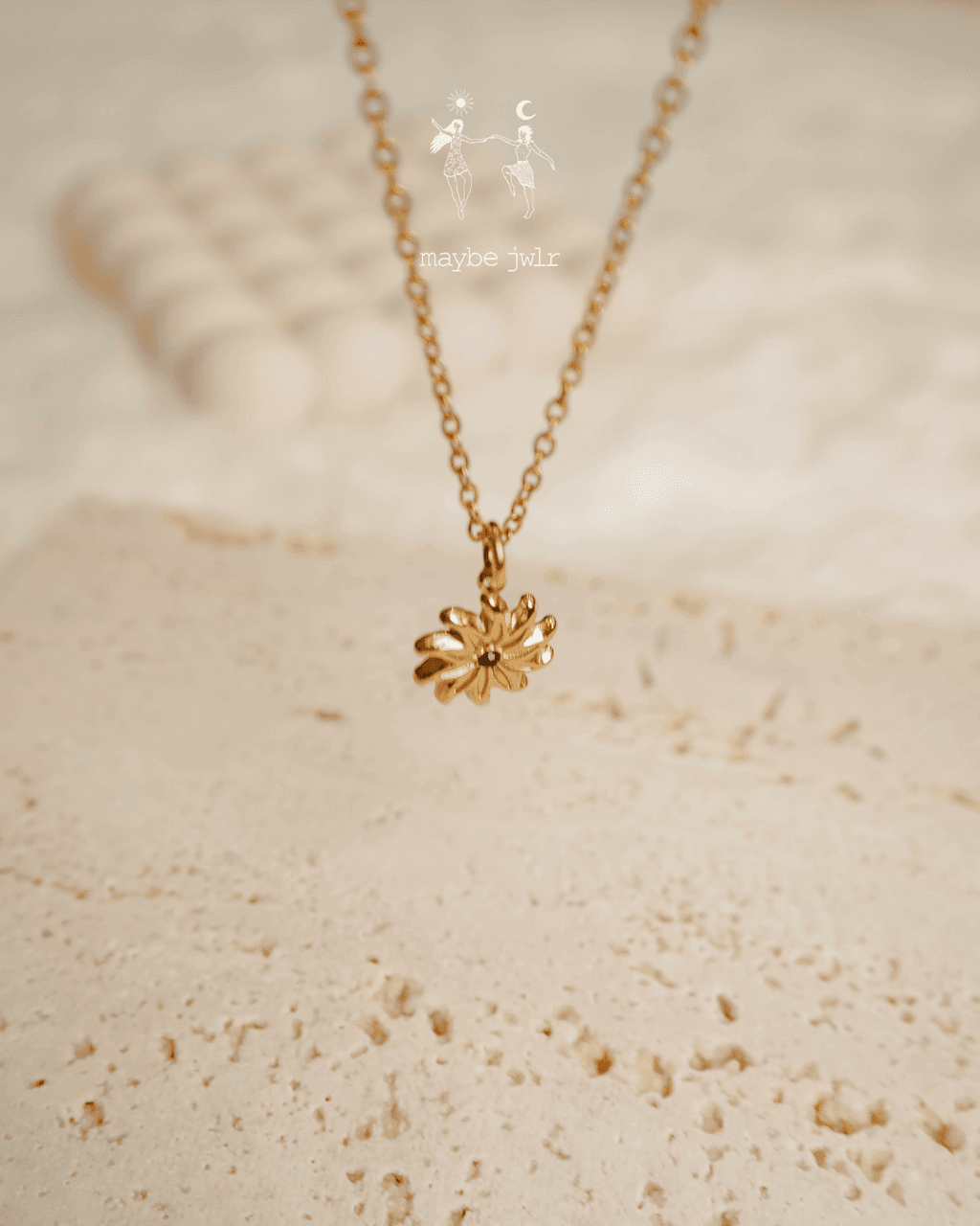 Długi subtelny łańcuszek ze stokrotką