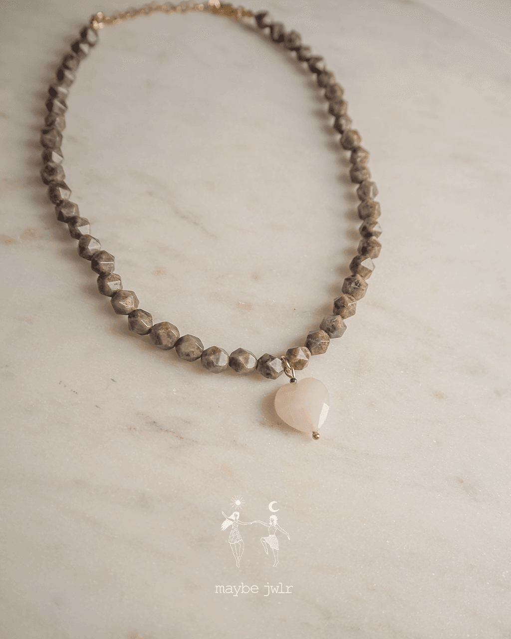 Naszyjnik z ciemnych kamieni jaspis z serduszkiem