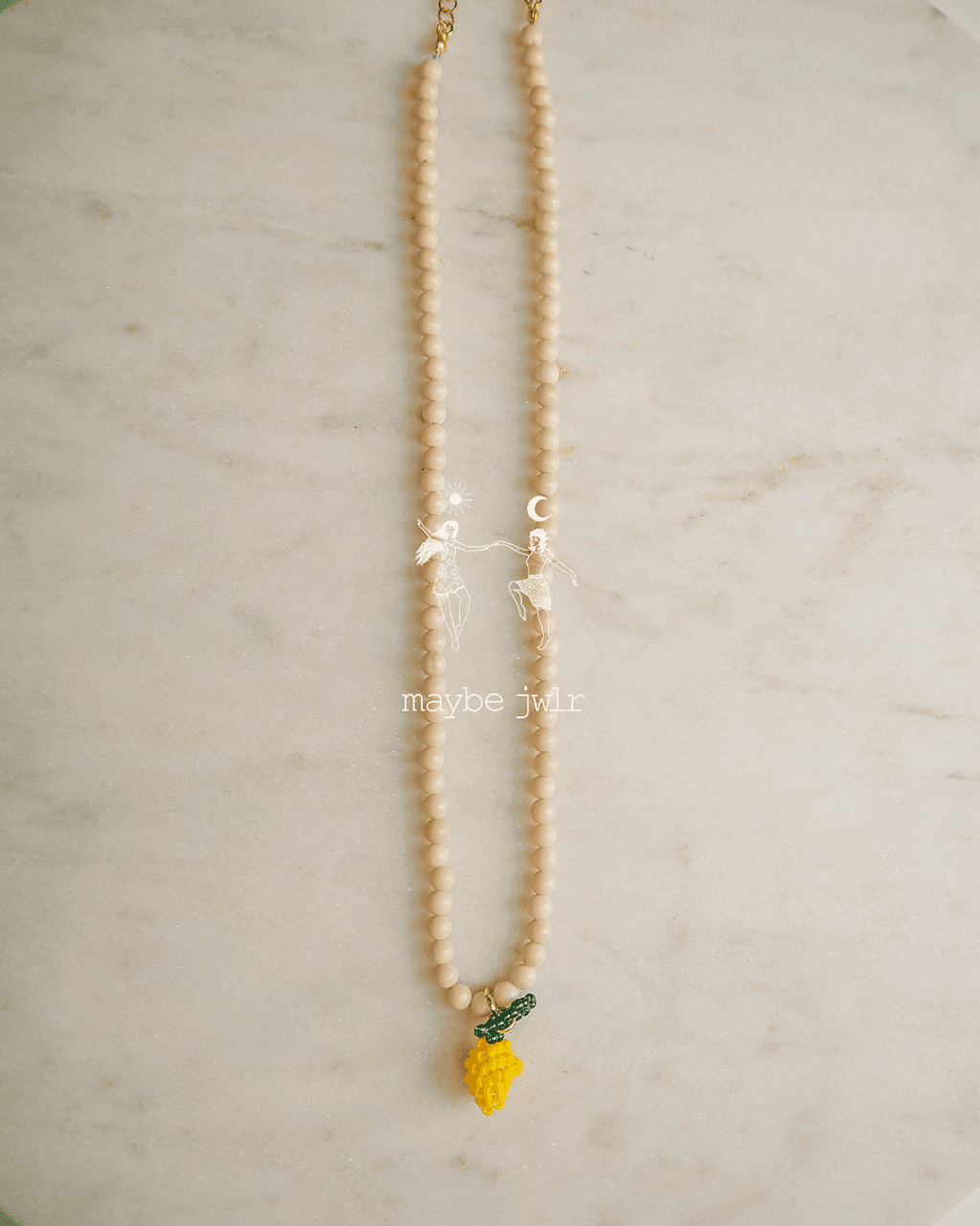 Naszyjnik z jasnych kamieni rzecznych z cytrynką