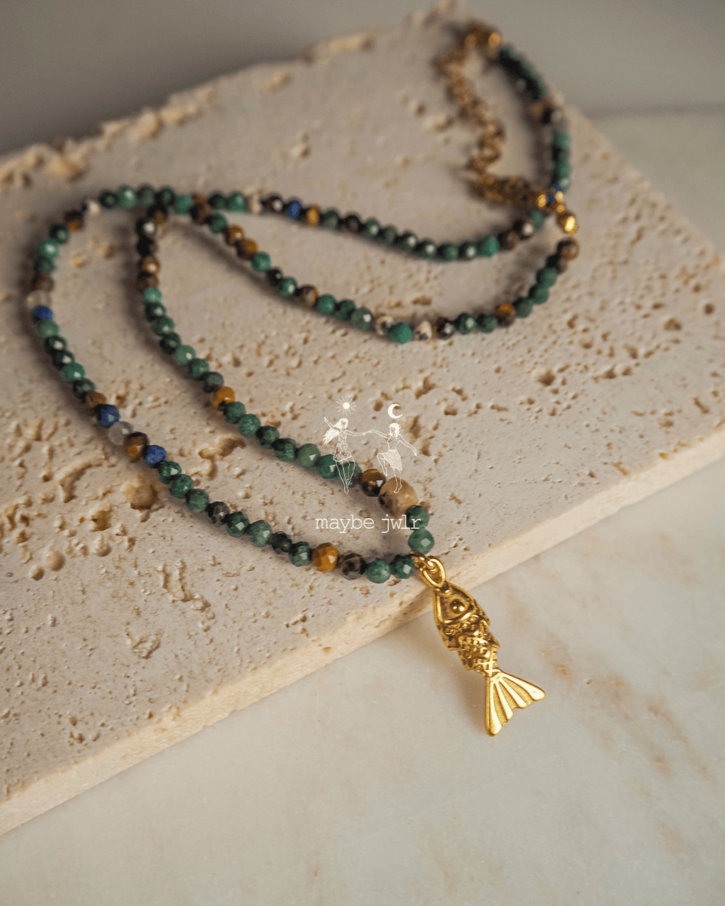 Naszyjnik z błyszczących kamieni z rybką