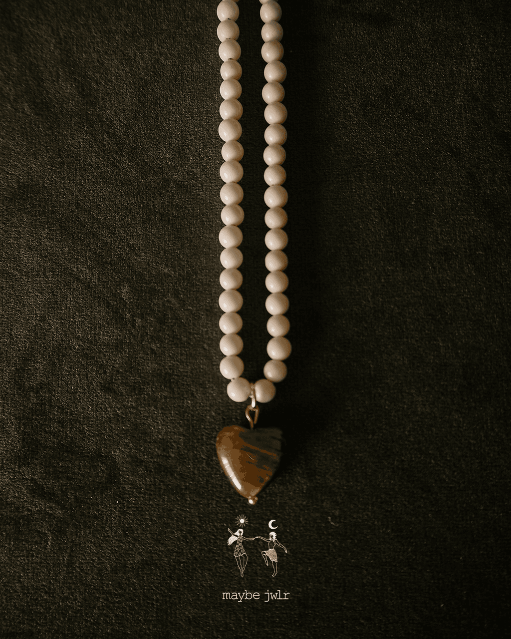 Naszyjnik z jasnych kamieni rzecznych z sercem z tygrysiego oka