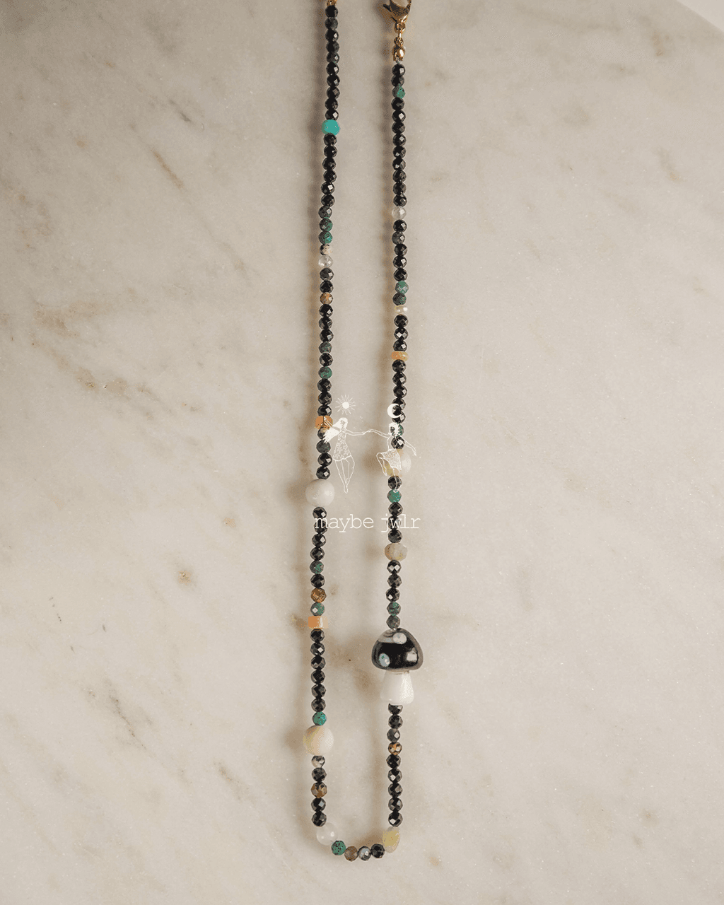 Naszyjnik z błyszczących kamieni z grzybkiem