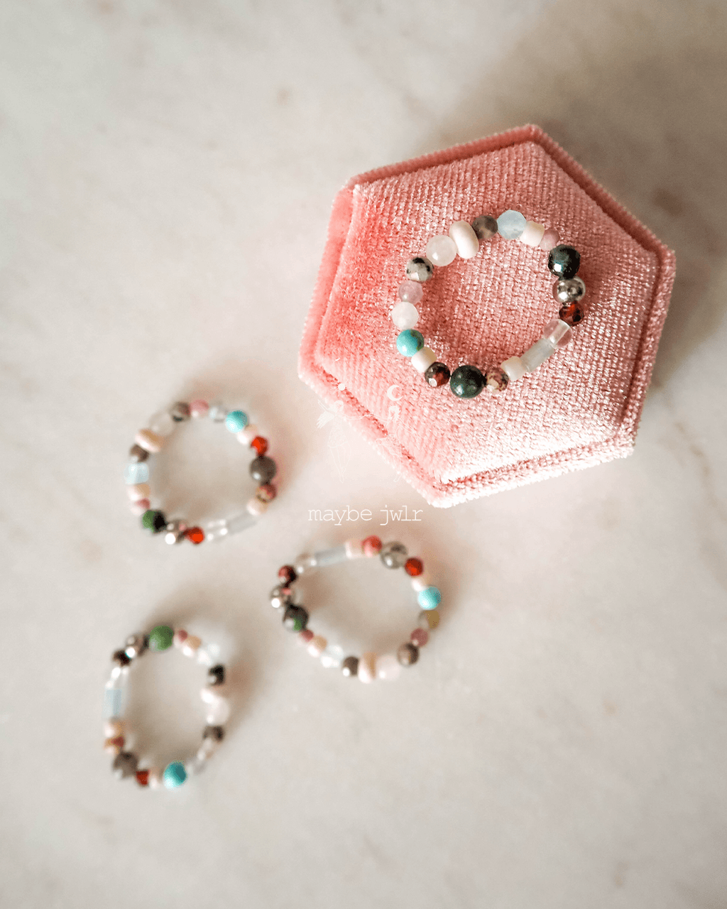 Funky pierścionek z kamieniem