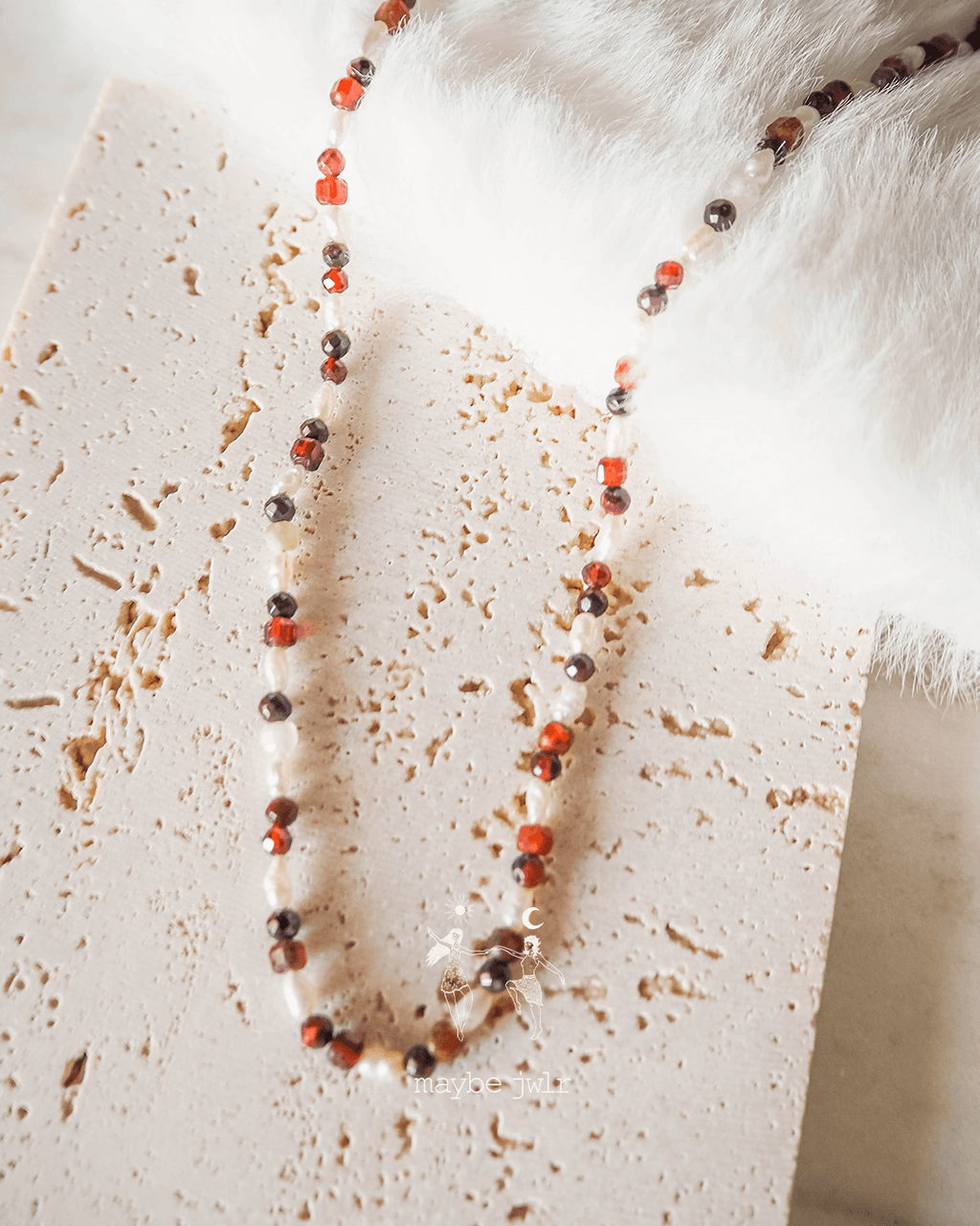 Naszyjnik z pereł i granatowych kamieni