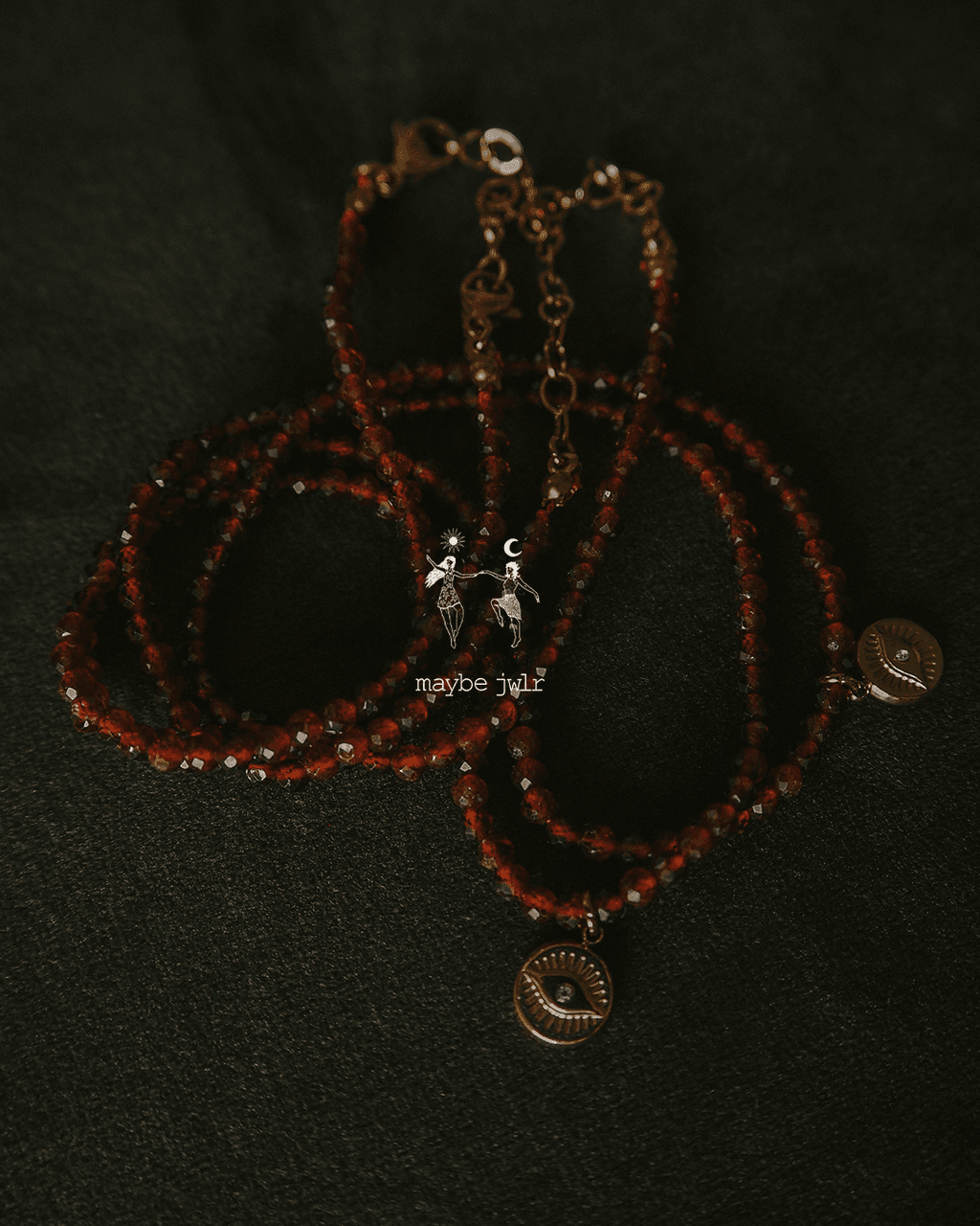 Naszyjnik z ognistych granatów z okiem