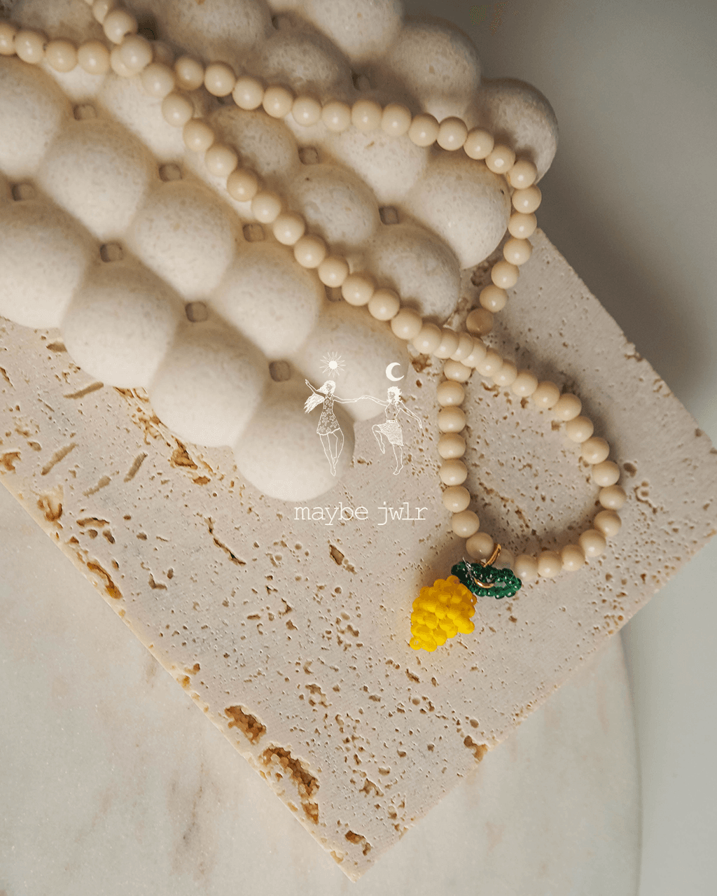 Naszyjnik z jasnych kamieni rzecznych z cytrynką