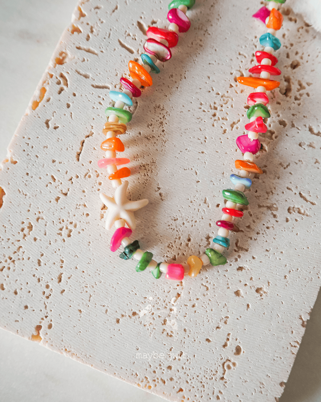 Naszyjnik z nieregularnych kamieni z rozgwiazdą