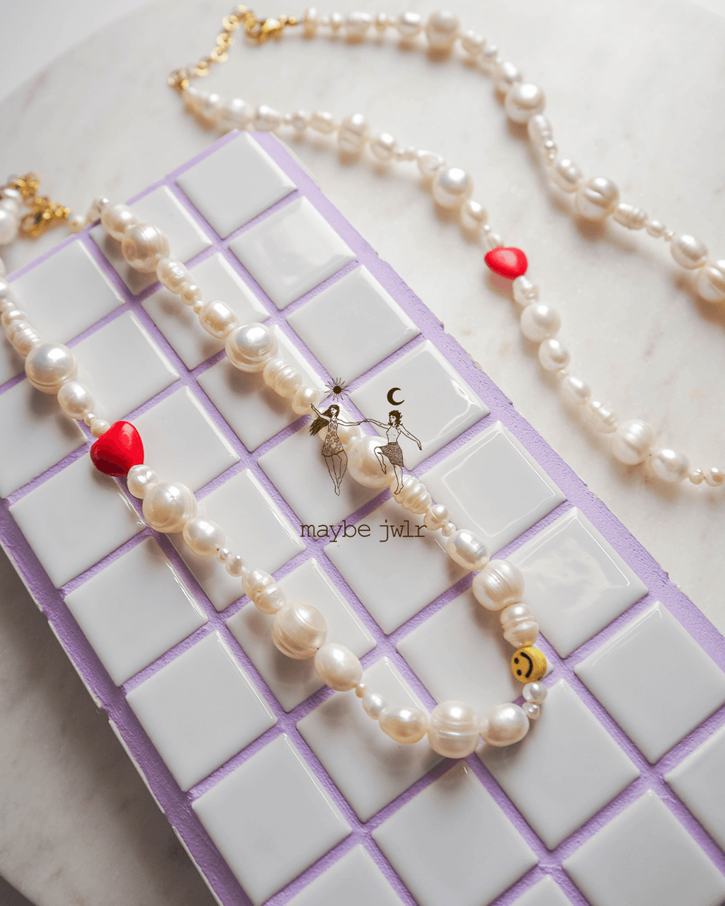 Nieregularny naszyjnik z pereł z sercem i uśmiechem