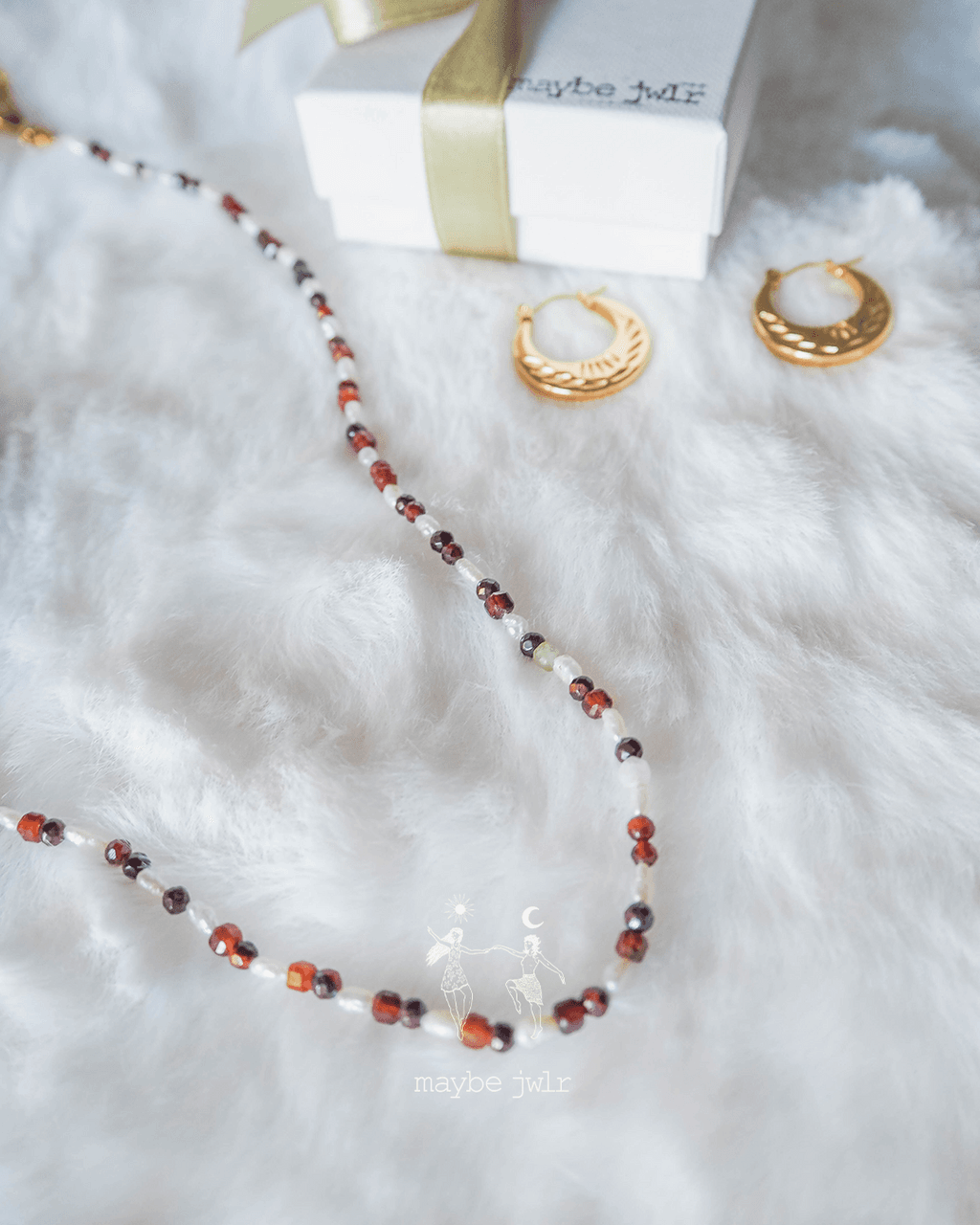 Naszyjnik z pereł i granatowych kamieni