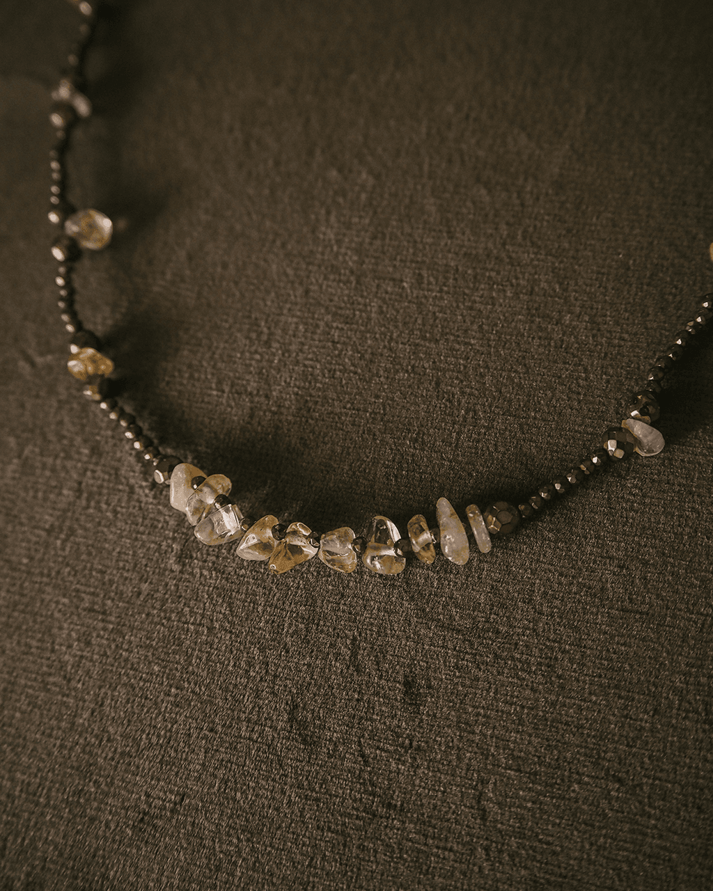 Naszyjnik z nieregularnych kamieni Honey