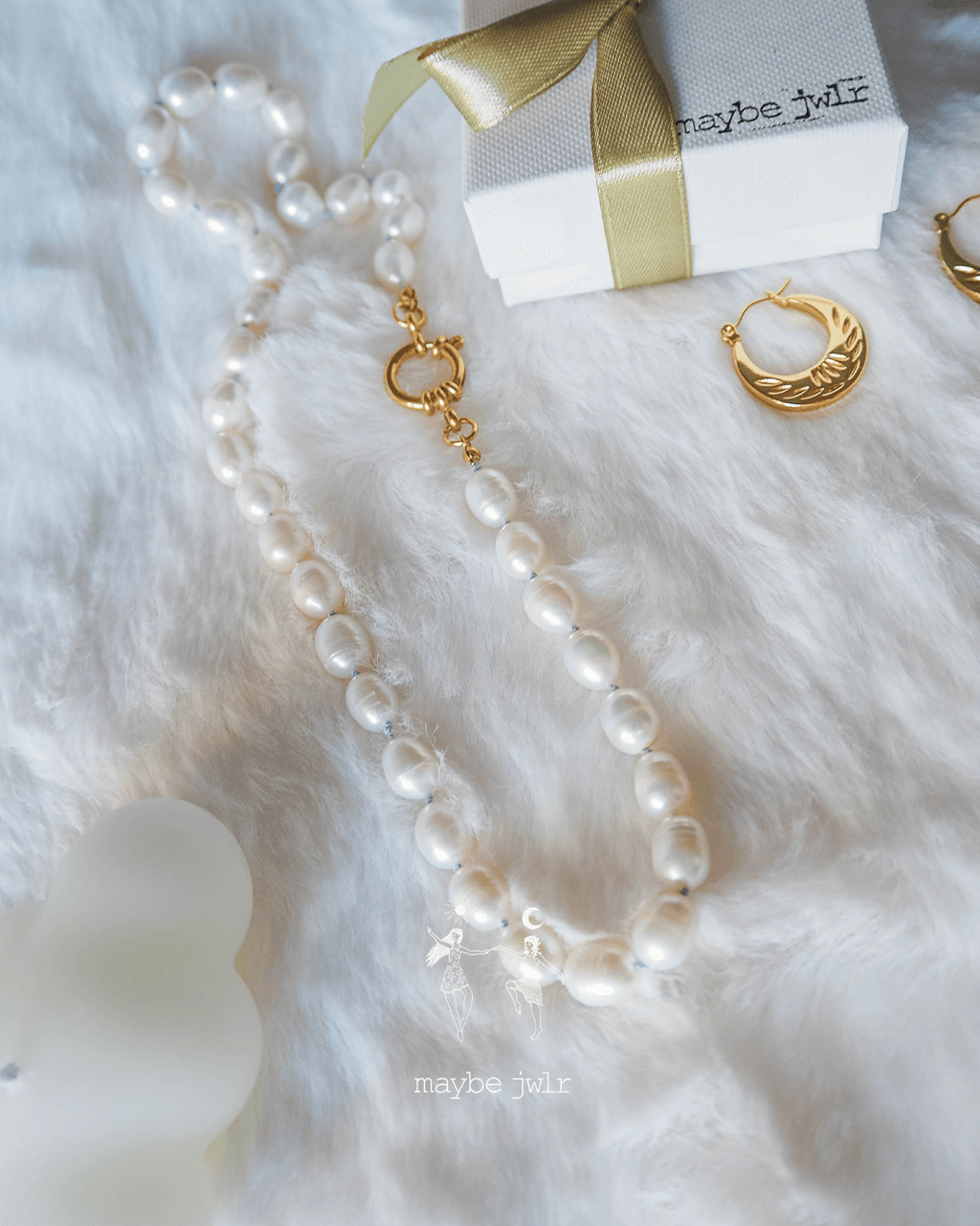 Naszyjnik z pereł na jedwabnej nici