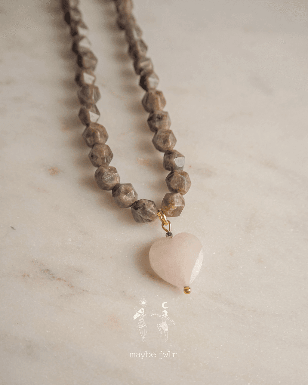 Naszyjnik z ciemnych kamieni jaspis z serduszkiem