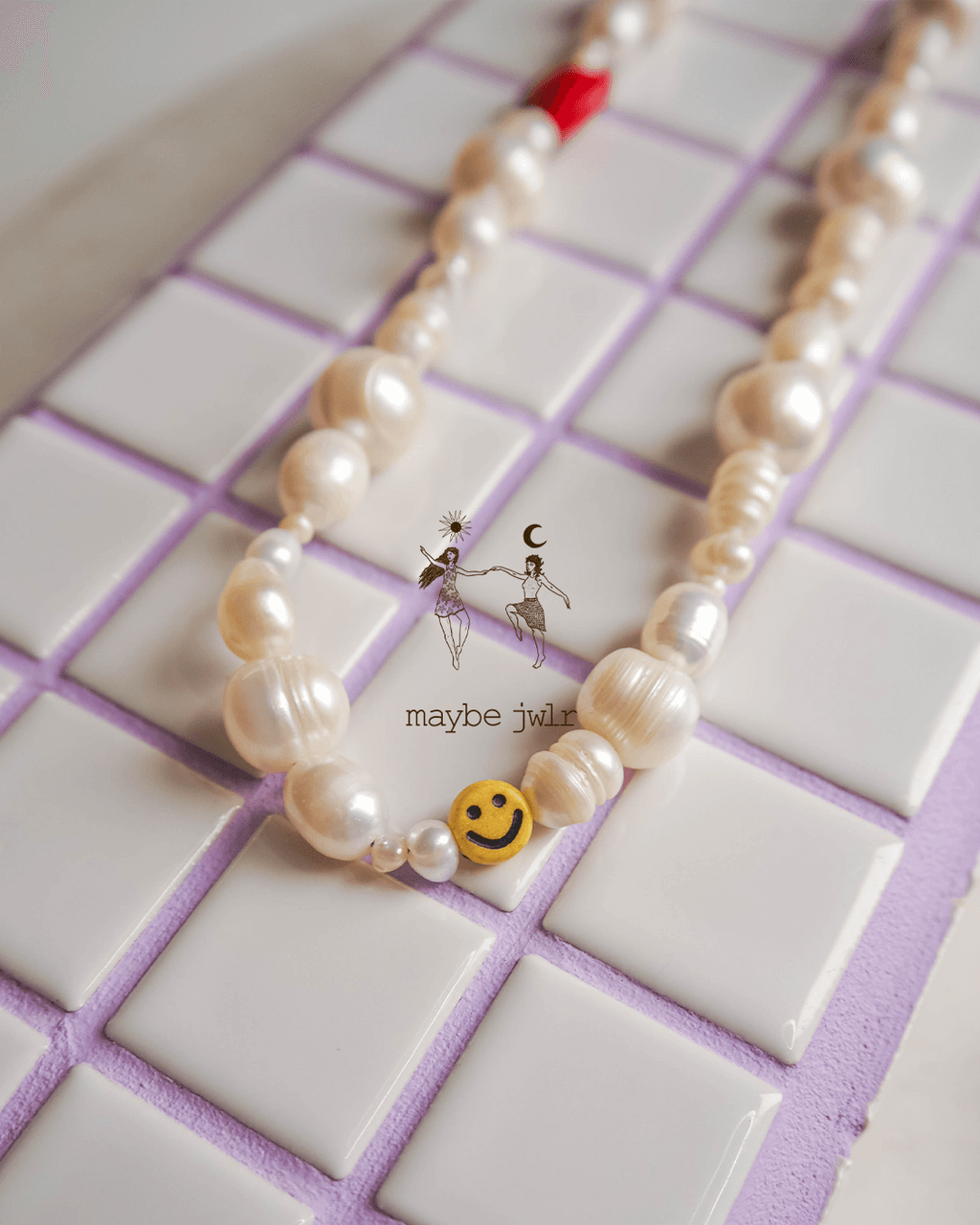 Nieregularny naszyjnik z pereł z sercem i uśmiechem