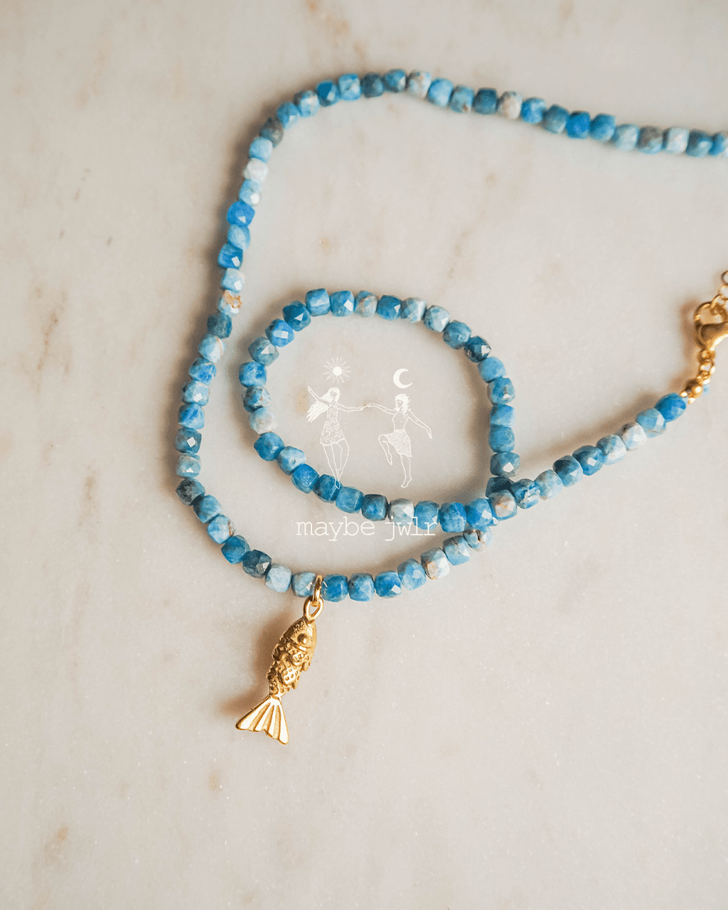 Naszyjnik z błyszczących niebieskich kamieni z rybką