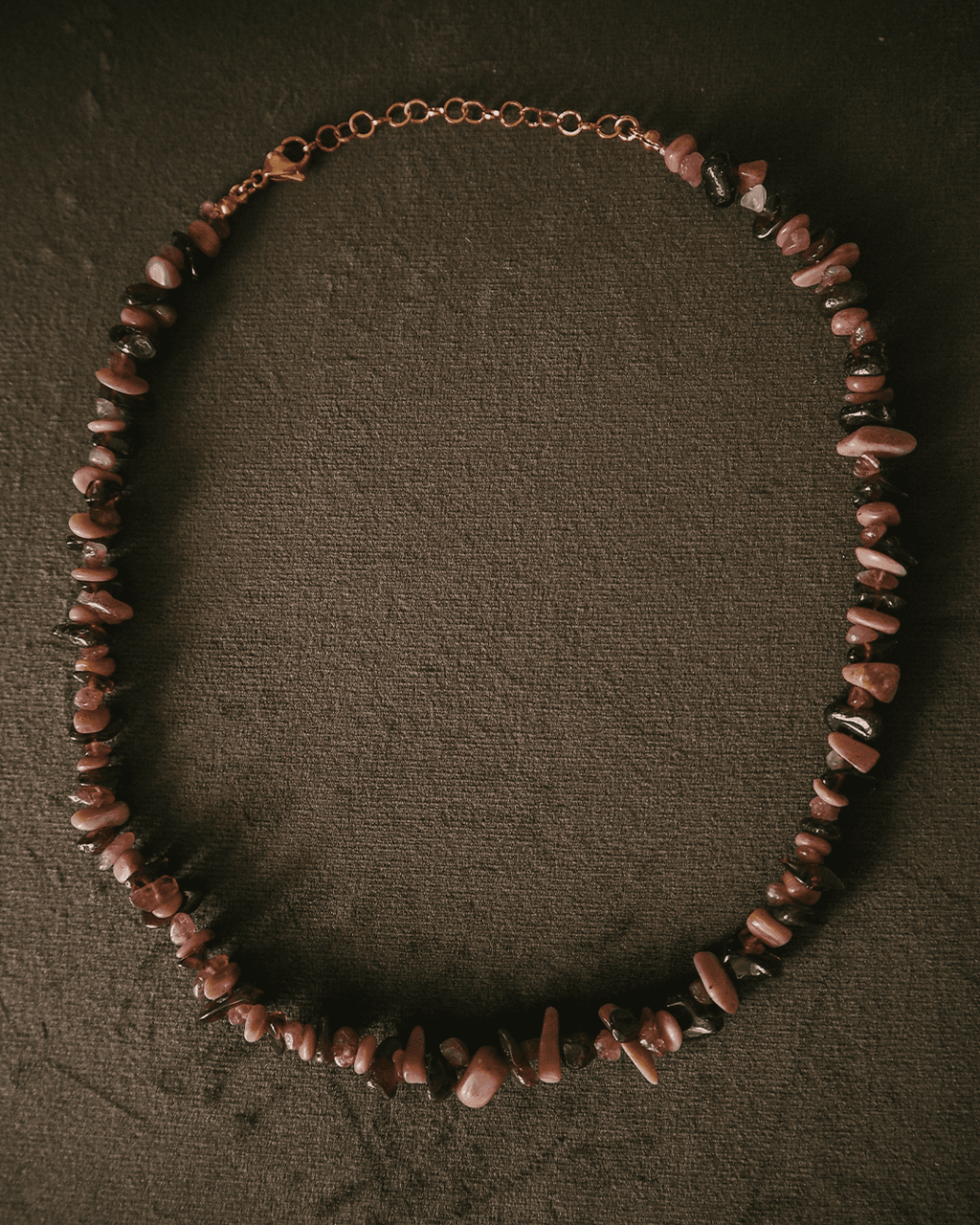 Naszyjnik z nieregularnych kamieni