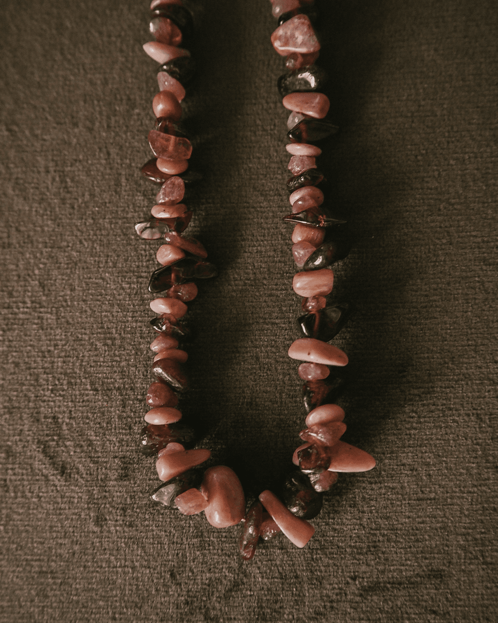 Naszyjnik z nieregularnych kamieni