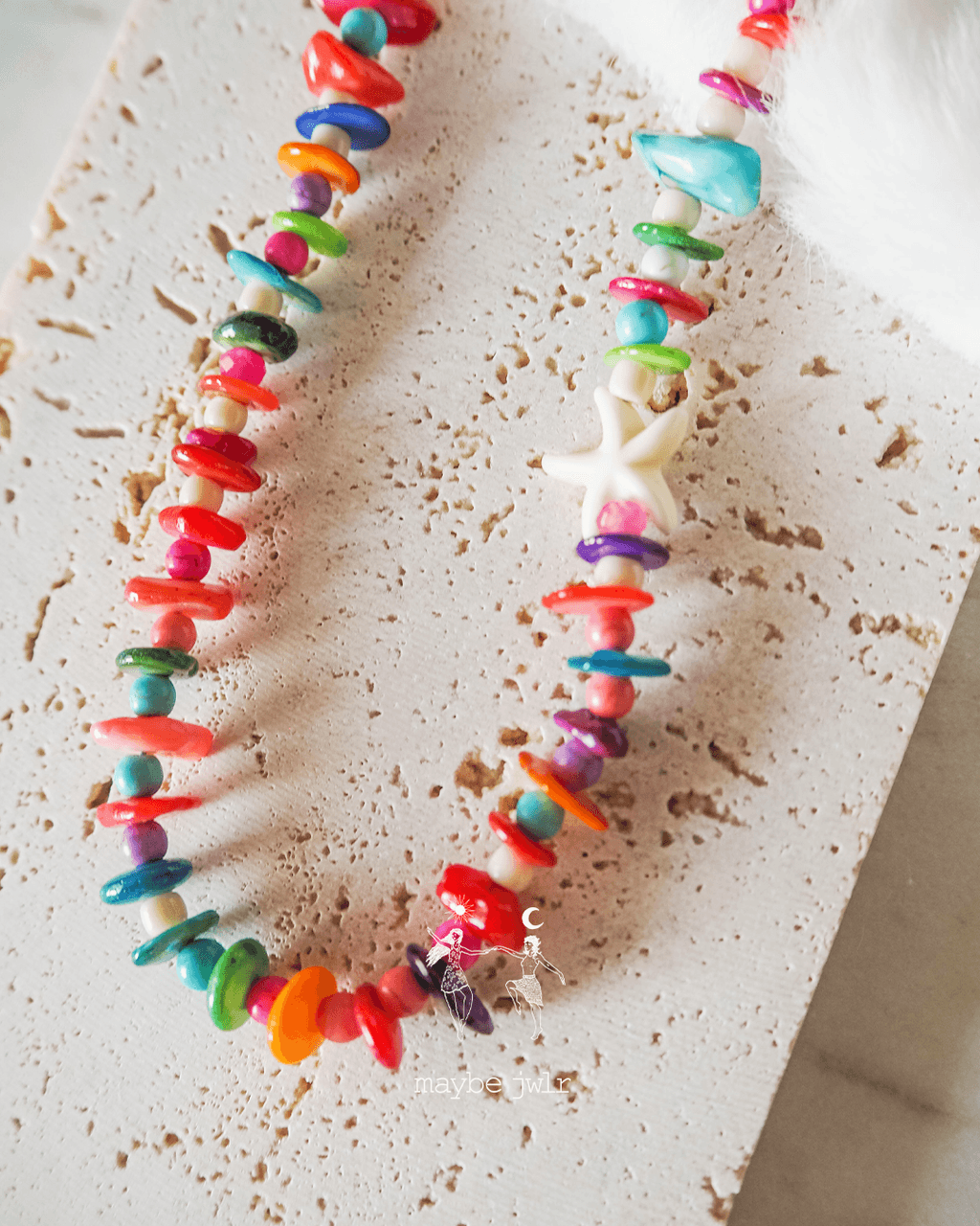 Naszyjnik z nieregularnych kamieni z rozgwiazdą