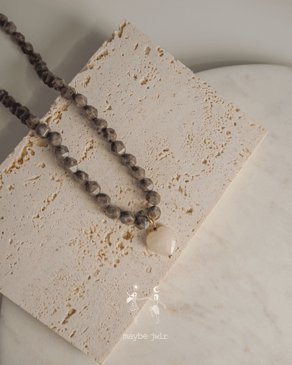 Naszyjnik z ciemnych kamieni jaspis z serduszkiem