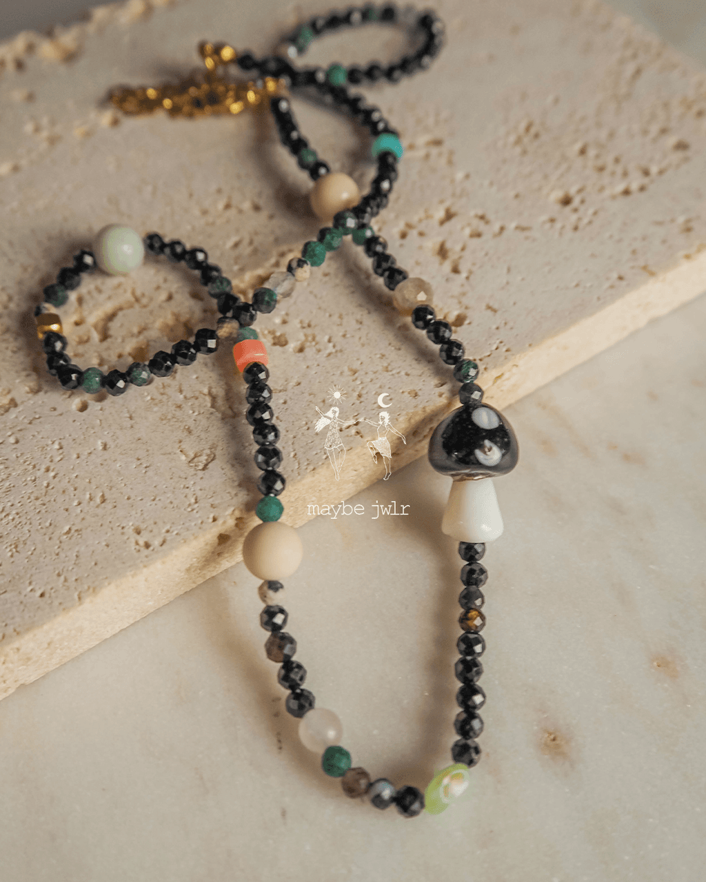 Naszyjnik z błyszczących kamieni z grzybkiem